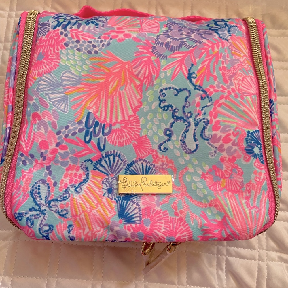 Lilly Pulitzer “Splendor in the Sand” print, great travel case 🌺